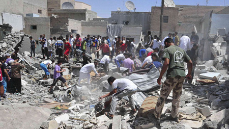 Khung cảnh hoang tàn tại tỉnh Raqqa ở miền đông Syria sau cuộc không kích của quân đội chính phủ ngày 10-8.
